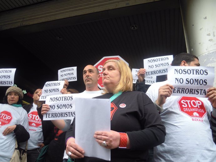 Stop Desahucios Bizkaia frente a la sede del PP en Bilbao