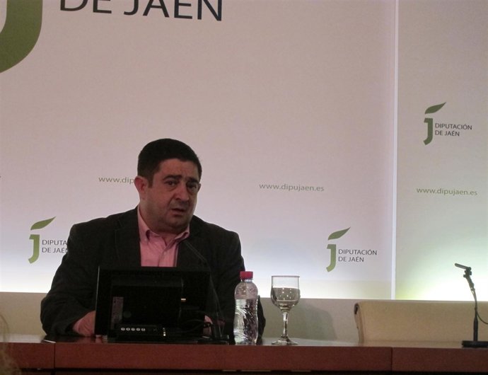 El presidente de la Diputación de Jaén, Francisco Reyes, en rueda de prensa.
