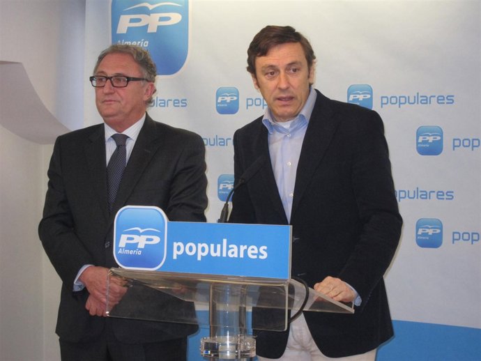 Hernando, junto al diputado nacional Jesús Caicedo, en rueda de prensa 