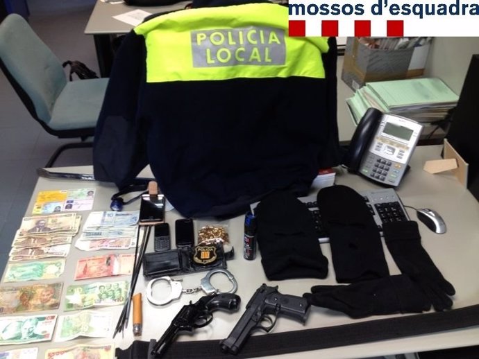 Armas, billetes y prendas de vestir encontradas por los Mossos