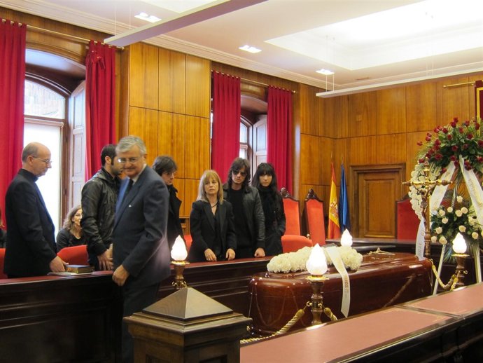 Torres-Dulce, tras saludar a los familiares de Herrero.