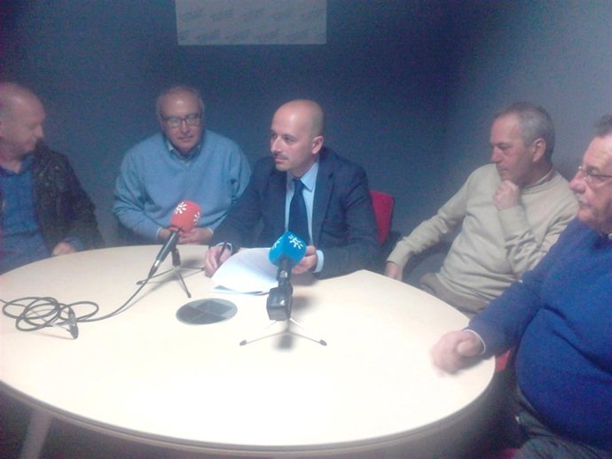 Los prejubilados con el abogado Juan José Sánchez.