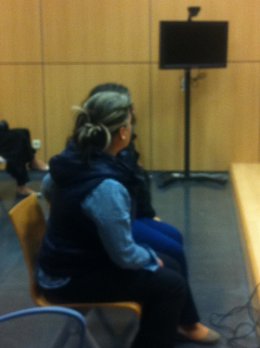Las dos vecinas acusadas durante el juicio en Valencia