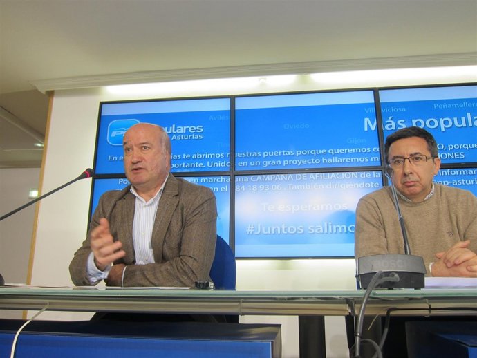 Cueli (izquierda)  con De La Losa, durante la rueda de prensa.