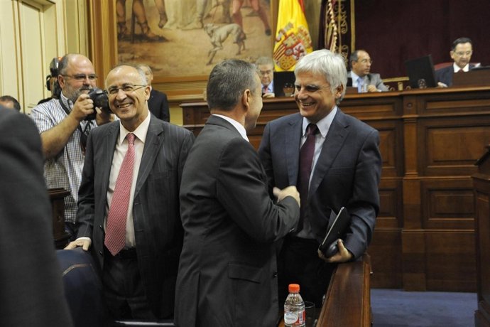 José Miguel Pérez saluda a Paulino Rivero antes del Debate