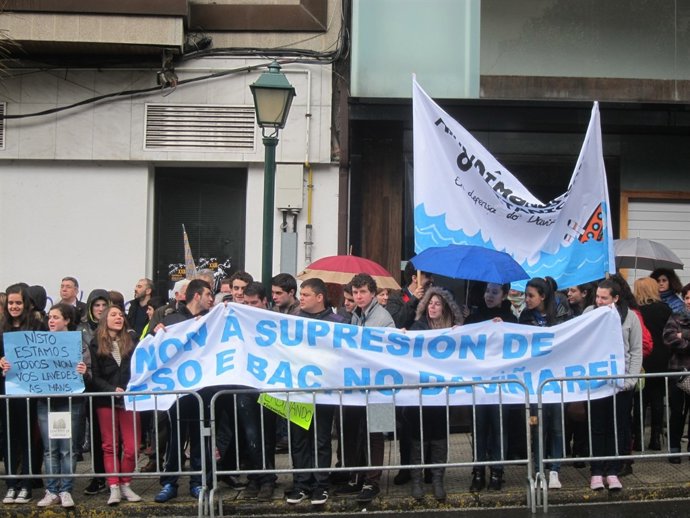 Protesta IES Monforte frente al Parlamento.