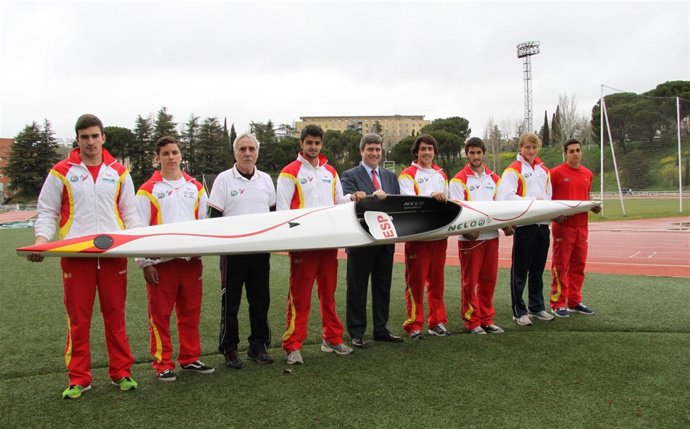 Miguel Cardenal entrega piraguas