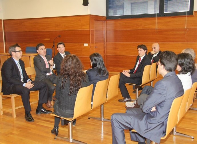 Castellano  con Ignacio Lasierra y el fiscal y los secretarios judiciales