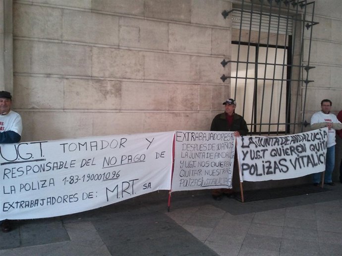 Exmineros de Minas de Riotinto se concentran ante los juzgados de Sevilla.