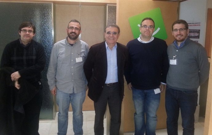 Pañella con miembros de la Plataforma de Profesorado Ayudante de la UV