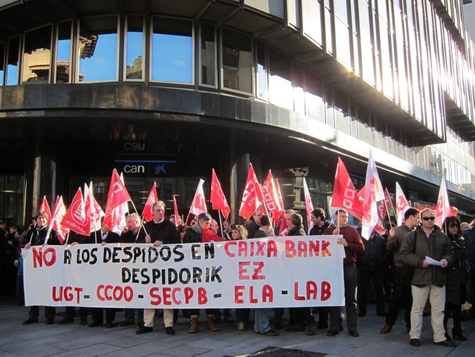 Concentración contra los despidos previstos en CaixaBank.