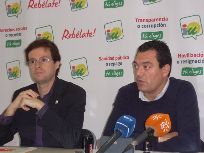 El coordinador provincial de IU en Granada, Manuel Morales, a la izquierda