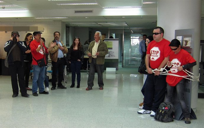 Encierro de Stop Desahucios en una entidad de Alicante