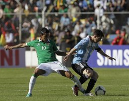 Messi disputa el balón al boliviano Cardozo