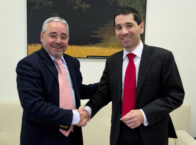 Francisco Hevia y Gonzalo Jiménez tras la firma del convenio