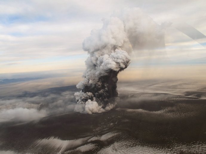 Imagen de la erupción del volcán Grimsvörth en Islandia el 24-05-2011