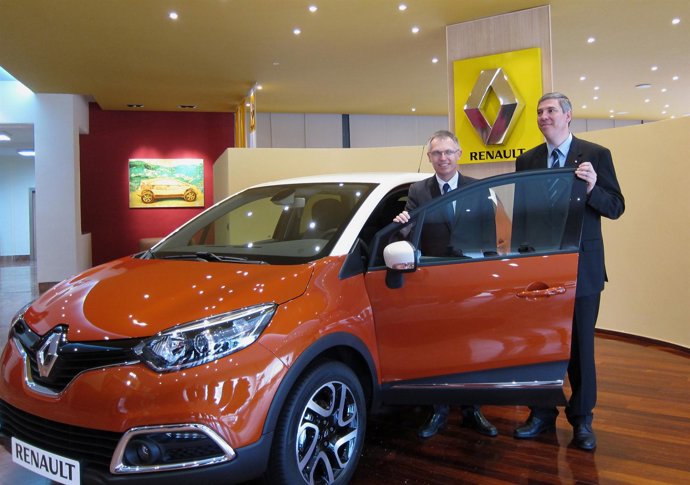 Tavares (i) y De los Mozos (d) junto a un Captur en Valladolid