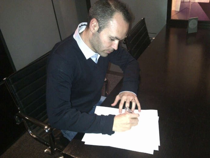 Andrés Iniesta renueva como imagen de Kalise