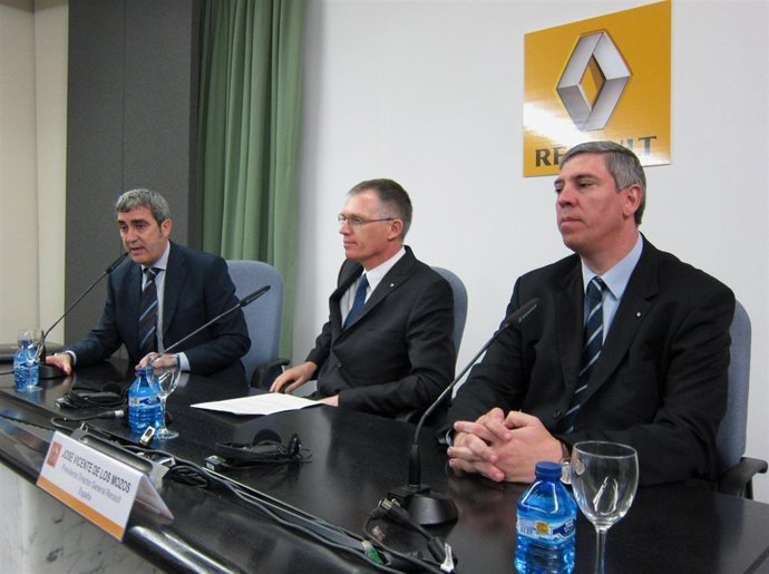 Tavares (c), De los Mozos (d) y el director de Comunicación, Jesús Presa (i)