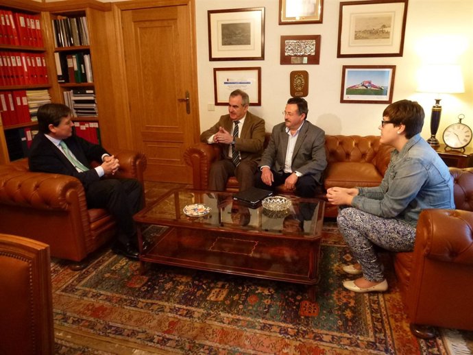 Reunión Claver con socialistas en el Sindicato