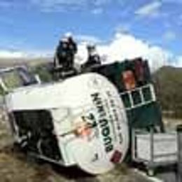 Bomberos en cisterna