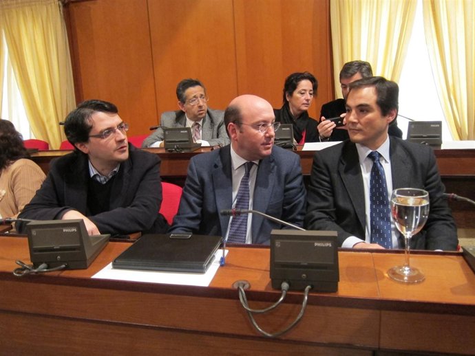 Bellido y Navas junto al alcalde (dcha.) en el Salón de Plenos