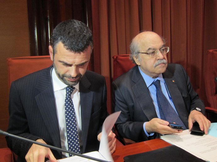 Los consellers S.Vila y A.Mas-Colell, en el Parlament