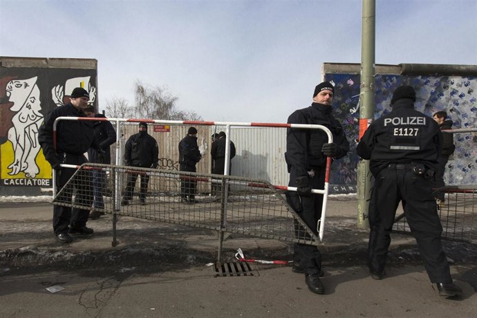 Retiran cuatro segmentos del Muro de Berlín para la construcción de apartamentos