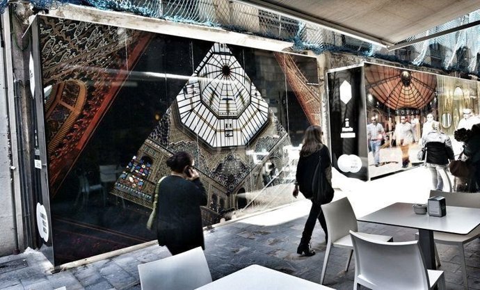 Los  vinilos que cubren los bajos en desuso en el municpio de Murcia