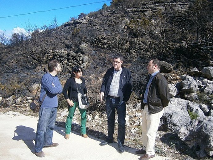 Morera visita las zonas afectadas por el incendio de Barx