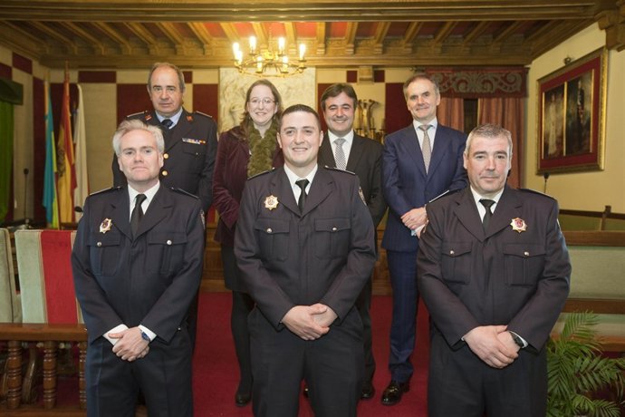Entrega de galones a tres nuevos cabos de la Policía Local de Camargo