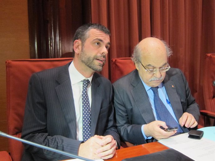 Los consellers S.Vila y A.Mas-Colell, en el Parlament