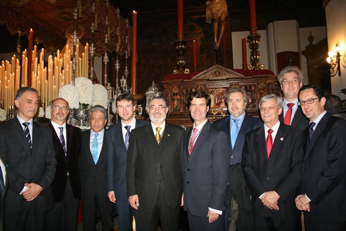 Ofrenda floral de la CES al Cristo de Burgos