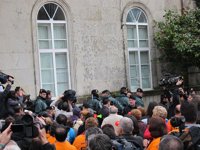 Afectados por las preferentes obligan a suspender el pleno en Ponteareas y el alcalde tiene que salir escoltado