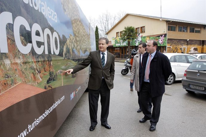 Arasti presenta la nueva promoción de Cabárceno en el autobús del aeropuerto