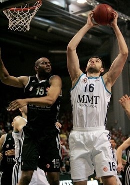 Begic ante el Brose Basket