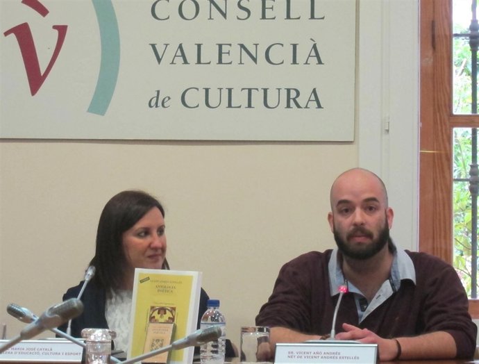 La consellera María José Català junto al nieto de Estellés 