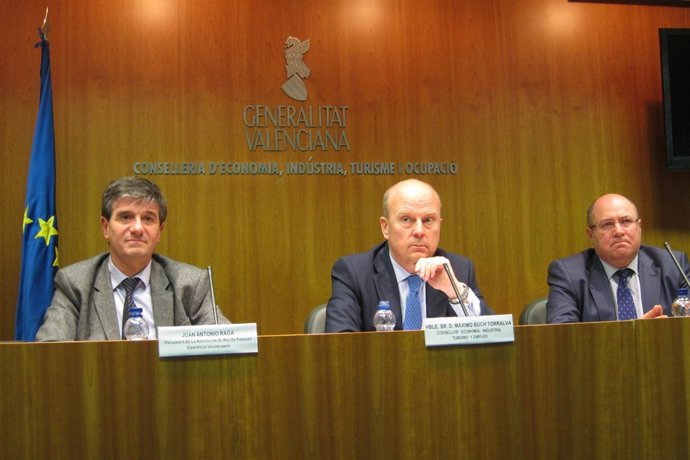 Buch, entre Raga (izq) y Martín, tras firmar los acuerdos de Línea Emprendedores