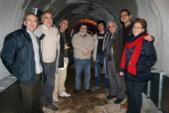 Geólogos y responsables municipales en la Cueva del Ángel