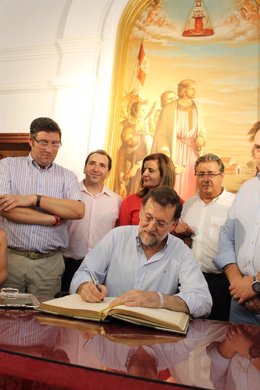 Mariano Rajoy firma en el Libro de Honor de la Hermandad Matriz de Almonte