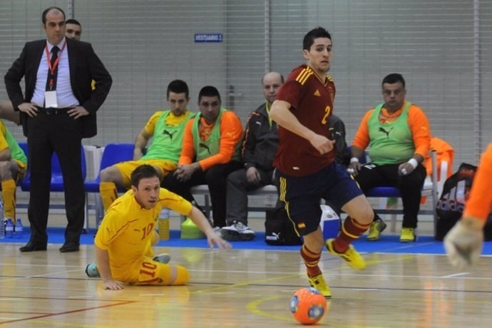 Ortiz conduce la pelota ante Macedonia