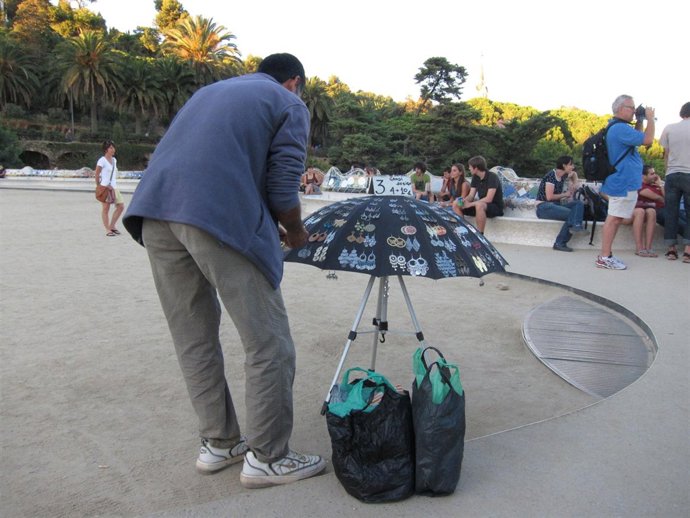 Venta Ambulante - 'Top Manta' En El Parque Güell