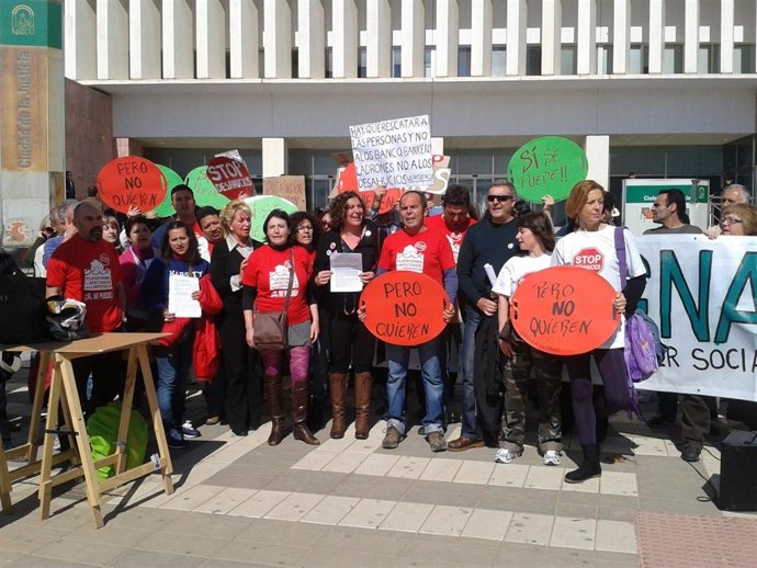 Concentración contra los desahucios ante la Ciudad de la Justicia de Málaga