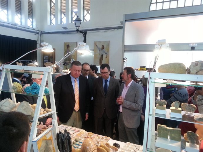 Ballesta y Bernabé inauguran la la 'XVII Feria de Minerales y Fósiles' 