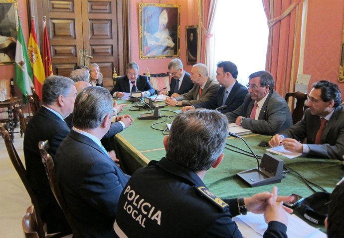 Zoido preside la reunión del Cecop de este Jueves Santo