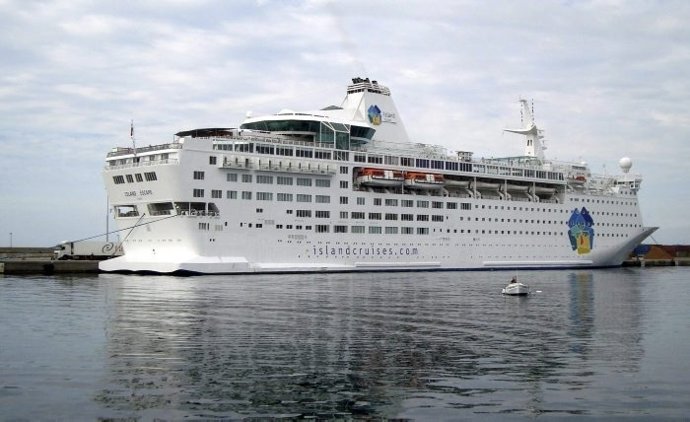 El crucero Island Escape en el Puerto de Palamós