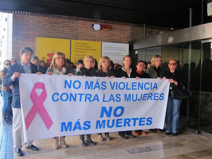 Concentración contra la violencia de género ante la Delegación del Gobierno