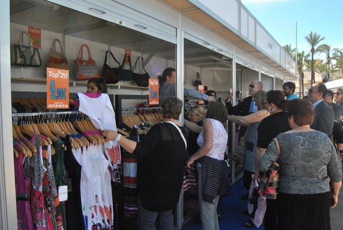 Martínez y Alarcón inauguran  la Feria Outlet en San Javier