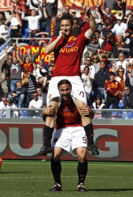 Totti Celebra Su Doblete El Día Que Cumplió 500 Partidos Con La Roma