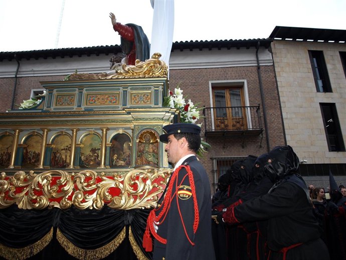 El preso indultado se suma a los cofrades de la Piedad para empujar el paso